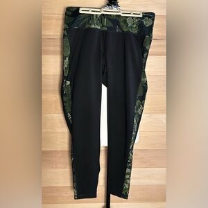 Old Navy Black Leggings with Olive Floral Design size XL activewear loungewear